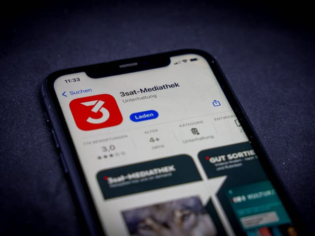 Smartphone mit geöffneter 3sat-Mediathek-App-Seite.