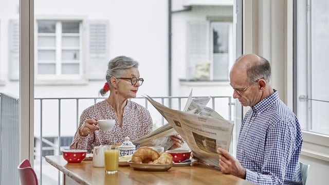 Mann und Frauen beim Frühstück