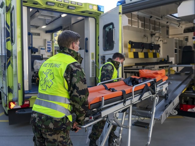 Soldaten vor Fahrzeugen beim Einladen 