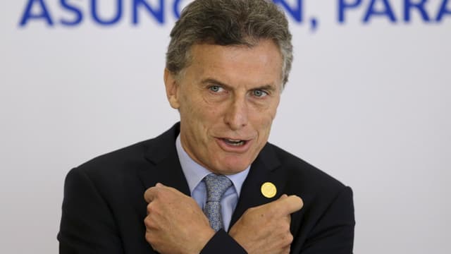 Der argentinische Präsident Mauricio Macri verschränkt die Arme.