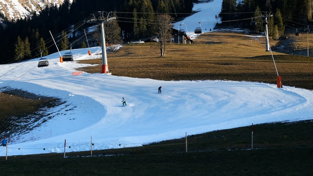 Skipiste ohne Schnee