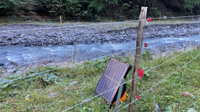 Ein Fluss, der beidseits mit einem Zaun abgesperrt ist.