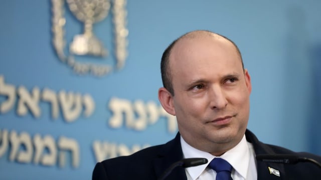 Naftali Bennett blickt an der Kamera vorbei.