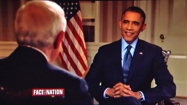 Obama im Interview mit einer US-Fahne im Hintergrund.