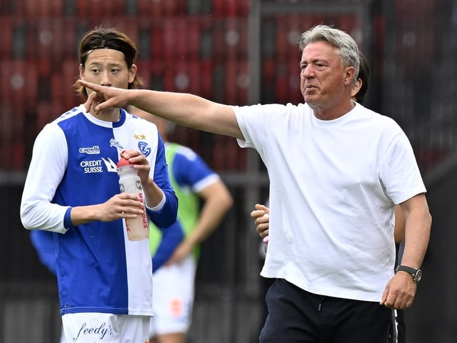 Fussballtrainer zeigt während eines Spiels auf dem Spielfeld.