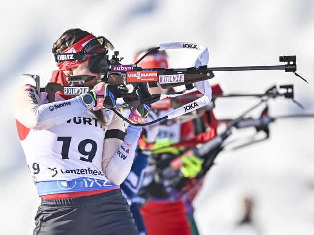 Lena Häcki-Gross mit dem Gewehr am Anschlag.