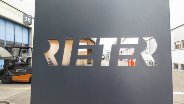 Rieter-Logo vor einem der Werke in Winterthur