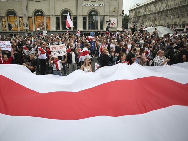 Protestierende auf der Strasse.