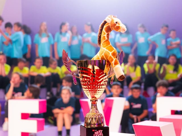 Pokal und Plüschgiraffe