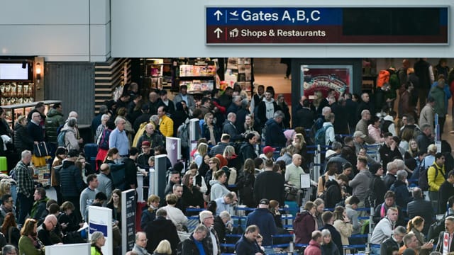 Passagiere warten am Flughafen Düsseldorf während eines von der Gewerkschaft Verdi organisierten Streiks.