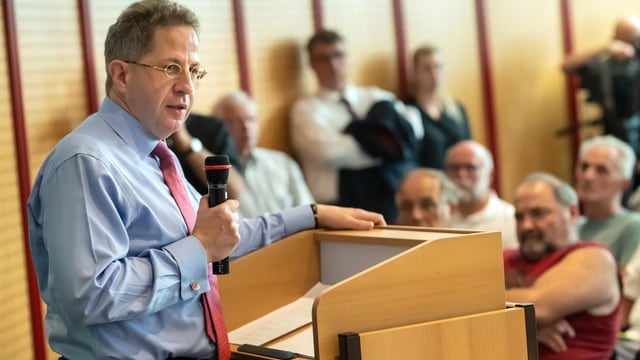 Maassen am Rednerpult