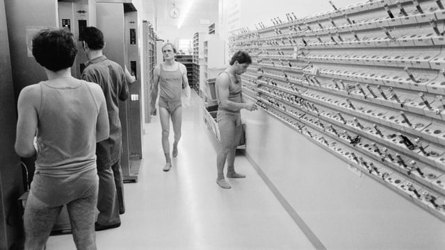 Strahlenmessgeraete messen die Dosis nach einem Arbeitseinsatz im Atomkraftwerk Muehleberg im Kanton Bern, aufgenommen am 13. August 1984.