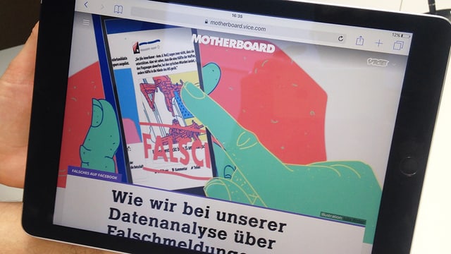 Ein Bildschirm zeigt den Artikel von Motherboard.de