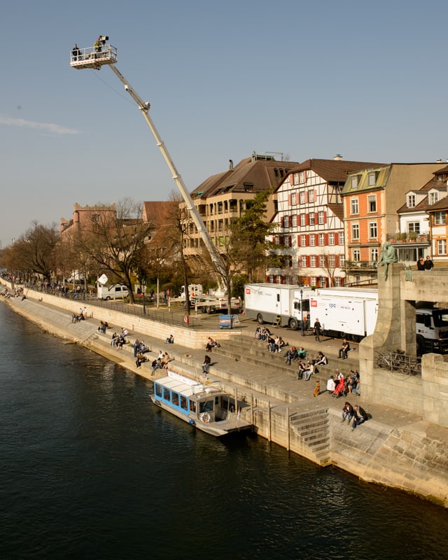 Kamerakran am Kleinbasler Rheinufer.