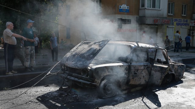 Ausgebrenntes Auto in Donezk