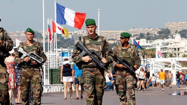 Soldaten in Uniform patroullieren in Nizza