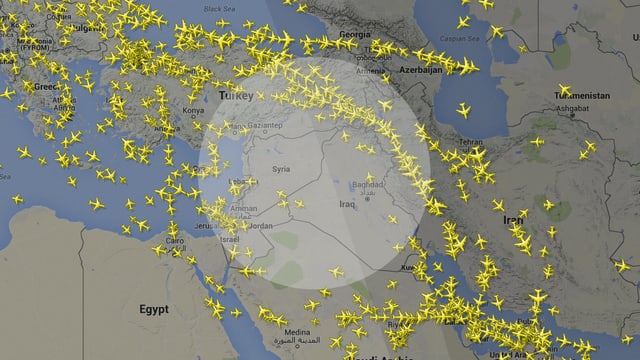 Flugbewegungen in Richtung Osten: Ein schmaler und viel beflogener Korridor zwischen dem Kaspischen Meer und dem Irak. 