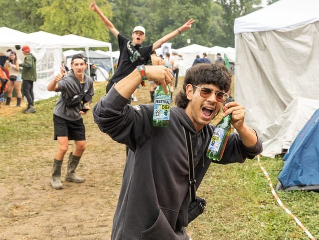 Ein junger Mann zeigt sich in Feierlaune am Openair St. Gallen