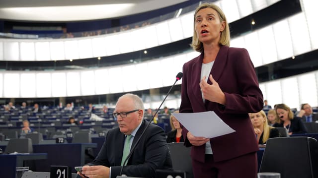 Die EU-Aussenbeauftragte Mogherini und Kommissions-Vize Timmermans stellen dem EU-Parlament in Strassburg die Pläne vor.