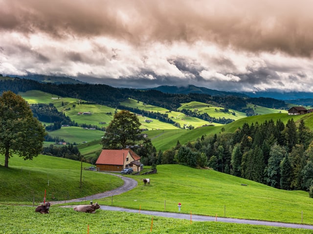 Teils bewölkt und ein paar Lücken im Grau über der Landschaft im Toggenburg.