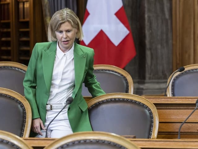 Esther Friedli nimmt Platz in der Kleinen Kammer an der Sommersession der Eidgenössischen Räte.