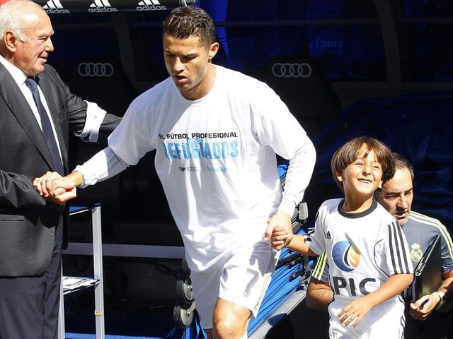 Ronaldo läuft mit Zaid Abdul aufs Feld.