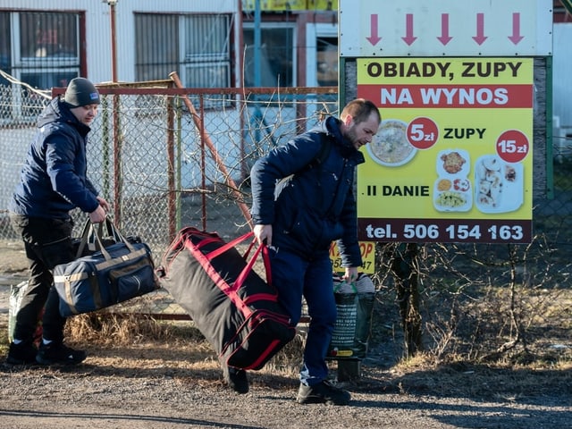 Handgepäck muss reichen: Flüchtende in Dorohusk.