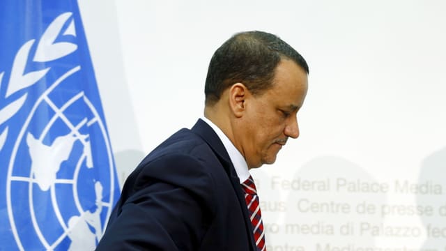 Ismail Ould Cheikh Ahmed läuft mit gesenktem Kopf aus dem Raum