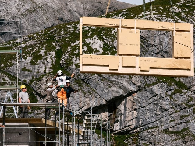 Bauarbeiter renovieren Haus