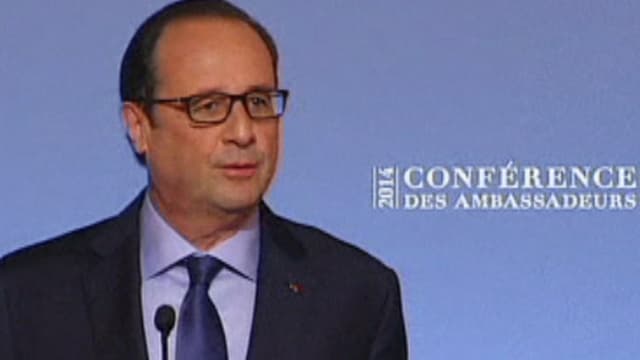 François Hollande an einem Mikrofon