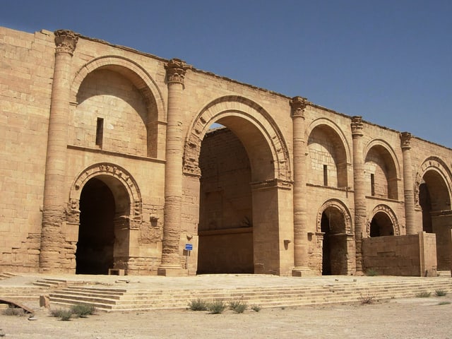 Monumentaler Tempel aus Sanstein.