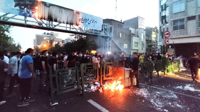 Strassenprotest mit einem Feuer.