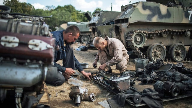 Ukrainische Soldaten bereiten Panzer im Basislager in Debalcevo vor. (keystone)