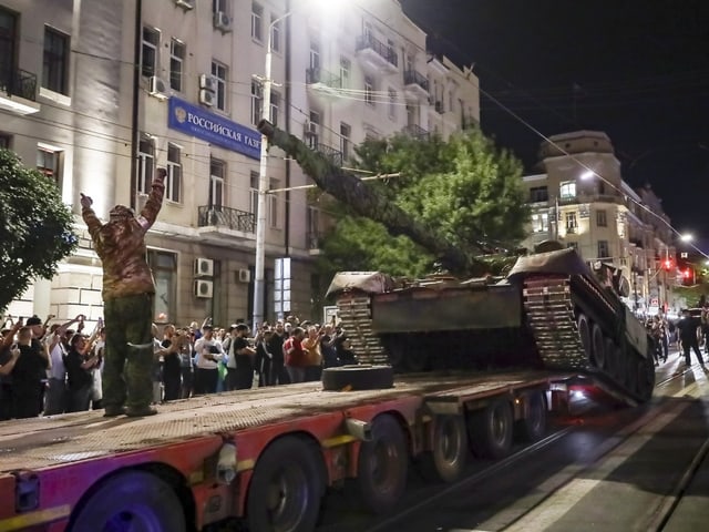 Ein Panzer in der Strasse.