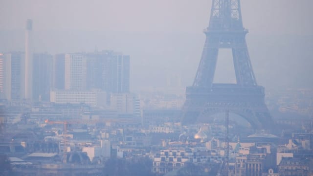 Luftverschmutzung vernebelt häufig den Eiffelturm.