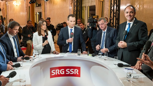 Der Grünliberale Bäumle (links), Darbellay von der CVP und BDP-Mann Landolt (von rechts). In der Mitte die SRF- resp. RTS-Moderatoren Projer und Morard.