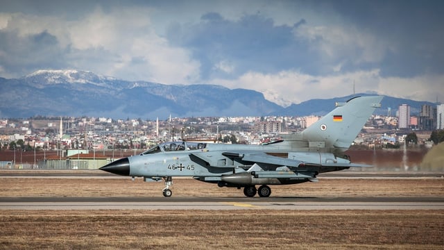 Ein Tornado der Deutschen Bundeswehr auf der Landebahn der Luftwaffenbasis in Incirlik.