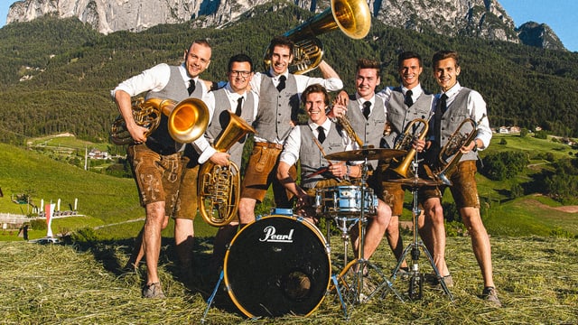 Die Mitglieder der South Brass Band vor einer Bergkulisse. 