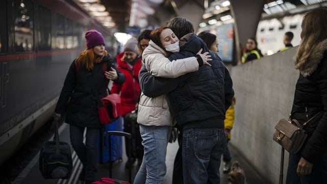 Menschen am Bahnhof