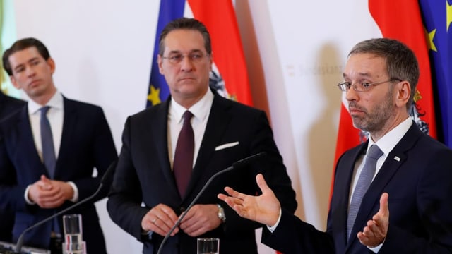 Herbert Kickl, Heinz-Christian Strache und Sebastian Kurz bei einer Pressekonferenz.