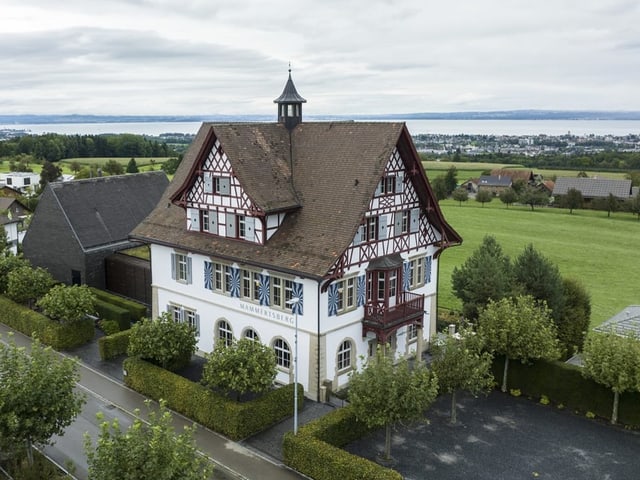 Ein mächtiges, weisses Haus mit kunstvoller Fassade.