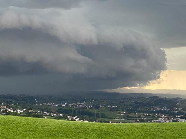 Gewitterfront über Hirzel Richtung Zürichsee.