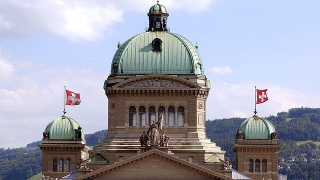 Das Parlamentsgebäude beflaggt von Norden gesehen.