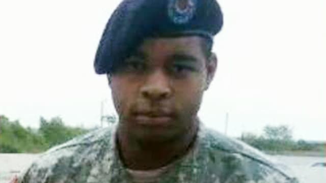 Micah Johnson posiert für ein Foto in Militärkleidung