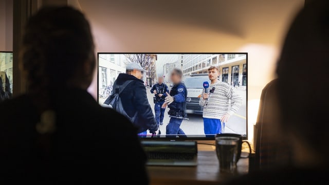 In der Enkeltrick-Doku werden Betrüger nicht nur veräppelt, sondern schliesslich von der Polizei verhaftet.