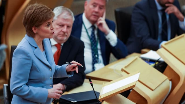 Ministerpräsidentin Nicola Sturgeon während einer Rede im schottischen Parlament. 