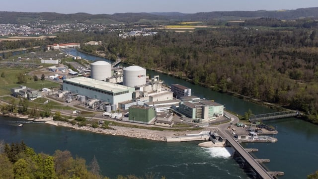 Drohnenaufnahme einer Insel, auf der die zwei Reaktorblöcke stehen.