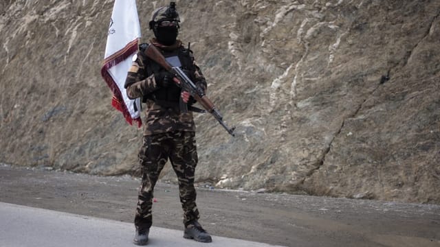 Ein Checkpoint der Taliban in Khost. Die Kämpfer tragen die Uniformen der Soldaten der früheren afghanischen Armee.