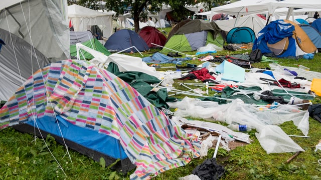 Zurückgelassene Zelte auf dem Open Air Gelände St. Gallen