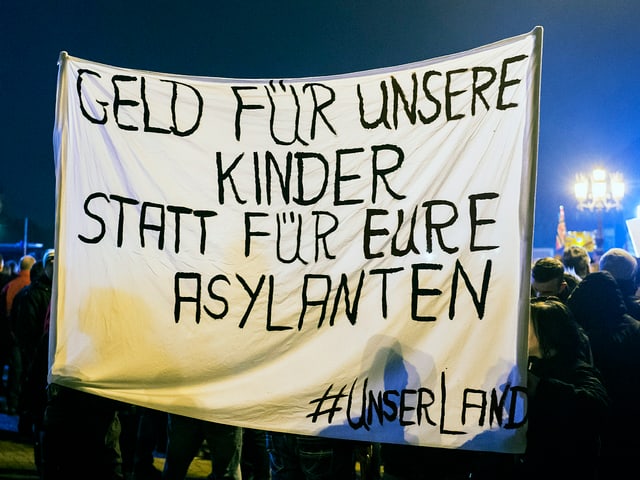 Plakat der Pegida-Demonstranten: «Geld für unsere Kinder statt für Eure Demonstranten»